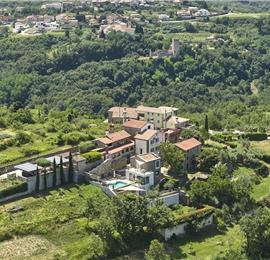 4 Bedroom Luxury Villa Retreat with Heated Infinity Pool near Buje, Sleeps 8-10